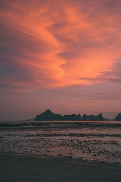 Coucher de soleil dans un paysage thaïlandais par Michael Jansen