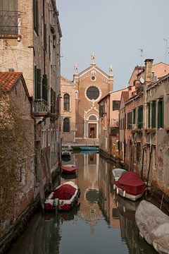 Kanaal met huizen, een kerk en boten in centrum van oude stad Venetie, Italie