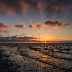 Schöner Sonnenuntergang am Strand in Renesse (Zeeland) von Debbie Kanders