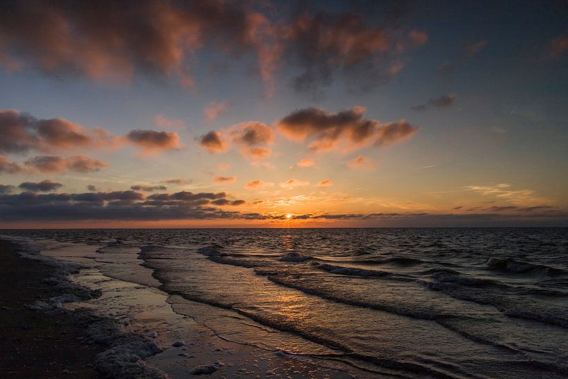 Schöner Sonnenuntergang am Strand in Renesse (Zeeland) von Debbie Kanders
