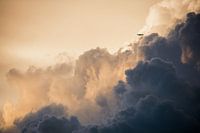 Ciel nuageux et orageux avec un avion