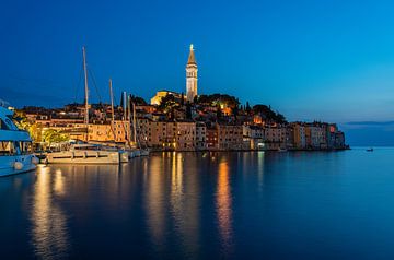 Het blauwe uur in Rovinj, Istrië, Kroatië