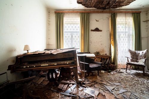 Piano abandonné en décomposition.