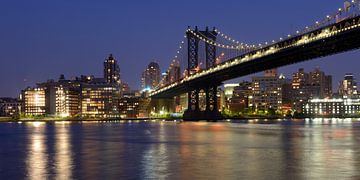 Manhattan Bridge over East River in New York in de avond, panorama van Merijn van der Vliet
