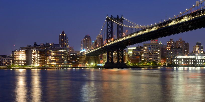 Manhattan Bridge über den East River in New York am Abend, Panorama von Merijn van der Vliet