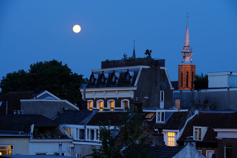 Vue de la Haverstraat à Utrecht avec l'église Catharijne en arrière-plan. par Donker Utrecht