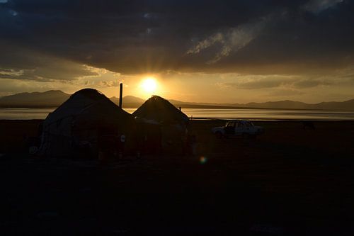 Kirgizië zonsondergang met jurt
