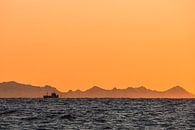 Silhouette eines Fischerboots bei Sonnenuntergang - Vesteralen, Norwegen von Martijn Smeets Miniaturansicht