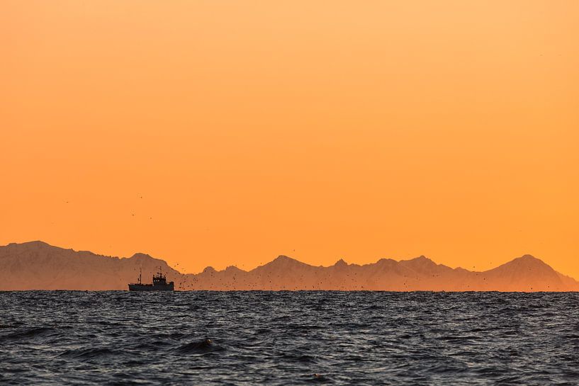 Silhouette eines Fischerboots bei Sonnenuntergang - Vesteralen, Norwegen von Martijn Smeets