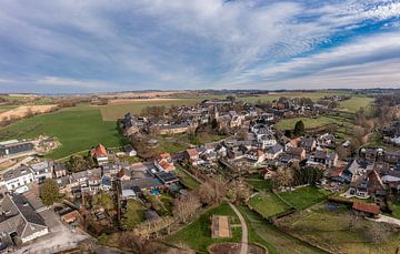 Dronepanorama van het kerkdorpje Mechelen in Zuid-Limburg