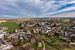 Panorama par drone du village-église de Mechelen dans le sud du Limbourg sur John Kreukniet