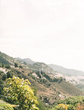 Uitzicht over het pittoreske witte dorpje Frigiliana in zuid Spanje van Michelle Wever