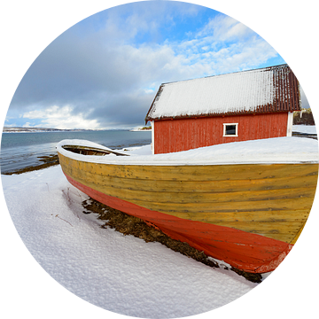 Vissersboot en hutje langs een Fjord in Noord Noorwegen van Sjoerd van der Wal Fotografie