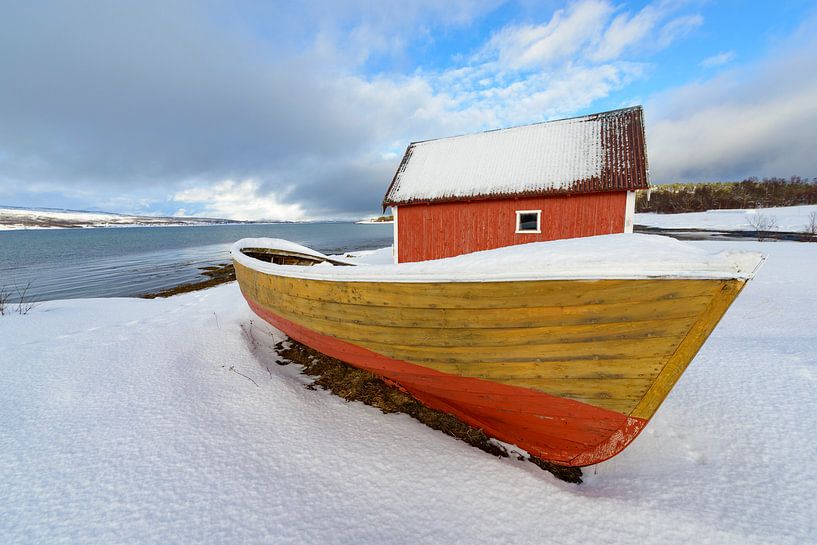 Vissersboot en hutje langs een Fjord in Noord Noorwegen van Sjoerd van der Wal Fotografie