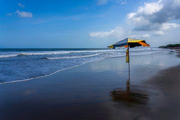 Parasol op het strand van Kuta Beach in Bali