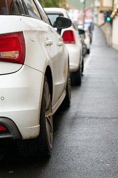 geparkeerde auto's langs de weg van Heiko Kueverling
