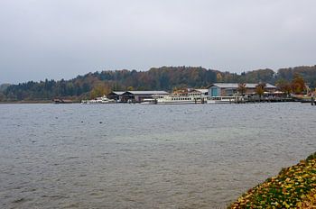 Le port et quelques hangars à bateaux avec quelques bateaux de mer sur le lac Ammersee en Bavière, a