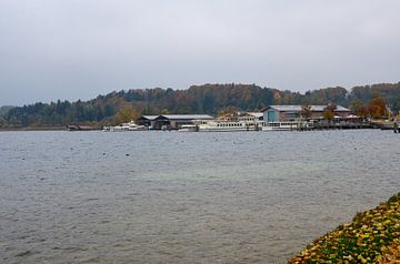 De haven en enkele botenloodsen met enkele zeeboten aan de Ammersee in Beieren met enkele herfstkleu van LuCreator