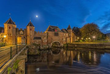 De Koppelpoort in Amersfoort in de avond - 2