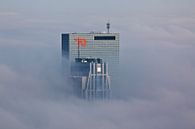 Gebäude stechen durch den Nebel in Rotterdam von Anton de Zeeuw Miniaturansicht