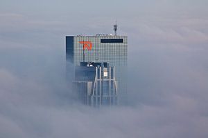 Gebäude stechen durch den Nebel in Rotterdam