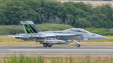 Take-off van U.S. Navy Boeing EA-18G Growler. van Jaap van den Berg