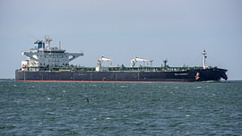 Der Rohöltanker „Sea Garnet“ läuft in den Hafen von Rotterdam ein. von Jaap van den Berg