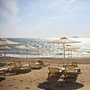 Strand mit Liegestühlen auf Kreta von Patricia Hofmeester