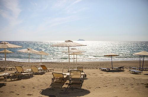 Strand met ligstoelen op Kreta