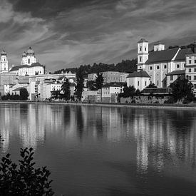 La vieille ville de Passau en noir et blanc sur Frank Herrmann