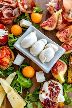 Planke mit italienischen Antipasti