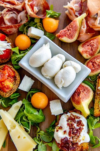 Plank met Italiaanse antipasti