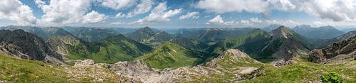 Panoramisch uitzicht op de Tiroler Alpen, inclusief de bergen Thaneller en Zugspitze