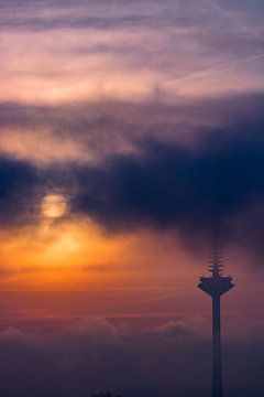 TV-toren in de mist en wolken - Frankfurt van Fotos by Jan Wehnert