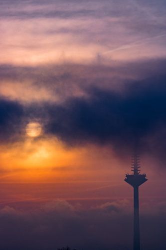 TV-toren in de mist en wolken - Frankfurt