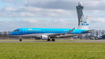 KLM Cityhopper Embraer ERJ-175 passagiersvliegtuig. van Jaap van den Berg