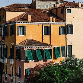 Venetiaanse architectuur met groene luiken en terracotta daken van Amber den Oudsten