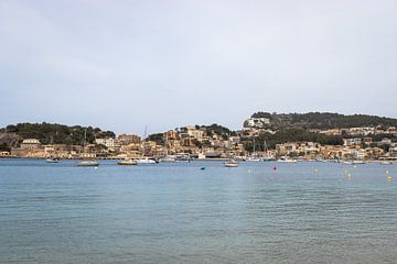 Uitzicht op de kustplaats Port de Sollér, Mallorca | Reisfotografie van Kelsey van den Bosch