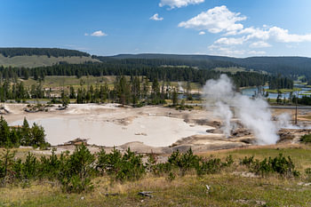 Thermalgebiet mit Schlammvulkanen im Yellowstone-Nationalpark, USA