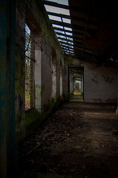 Doorkijk door verlaten gebouw van Suzanne Schoepe