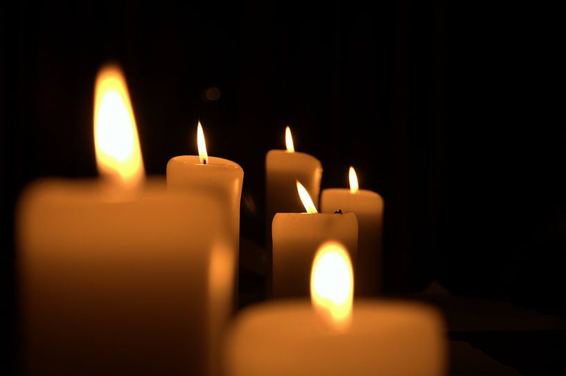 sechs brennende Kerzen in der Dunkelheit von Atelier Liesjes