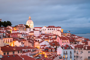 Lissabon zur Dämmerung mit seiner schönen Stadtkulisse und historischen Gebäuden