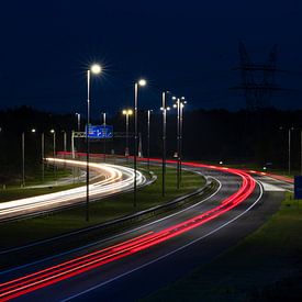 Magische Lichtstrepen op een Donkere Snelweg: Dynamiek in de Nacht van Hevonax Photography