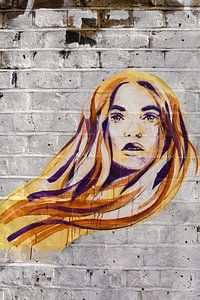 Airbrush-Kunst eines rothaarigen Mädchens an einer Wand
