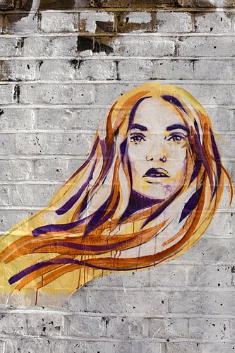 Airbrush kunst van een roodharig meisje op een muur