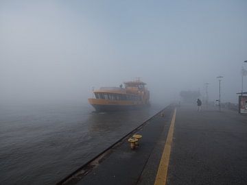 Hafenfähre in Hamburg im Nebel