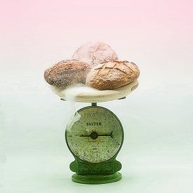 Nature morte magique avec du pain sur une balance antique . sur Saskia Dingemans Awarded Photographer
