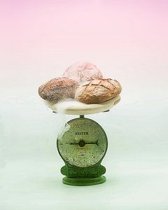 Magisches Stilleben mit Brot auf antiker Waage .