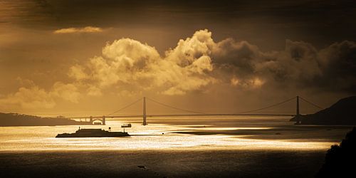 Panorama San Francisco Bay met Golden Gate Bridge Alcatraz in de mist Zonlicht Californië USA