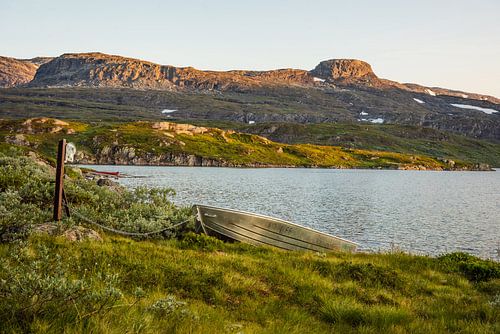 Kleines Boot, das auf einen Flug über dem Stavatn wartet